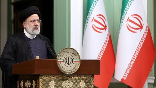 Papež mluvil s íránským prezidentem Raísím