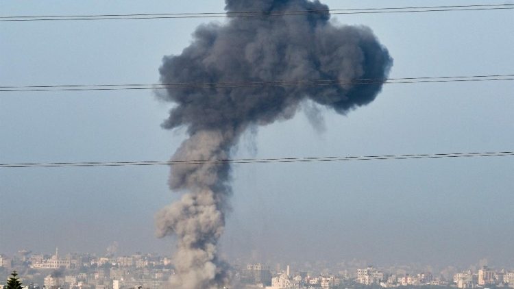 Un colonna di fumo a Gaza in seguito a una esplosione