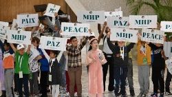 Niños en el Vaticano pidiendo paz