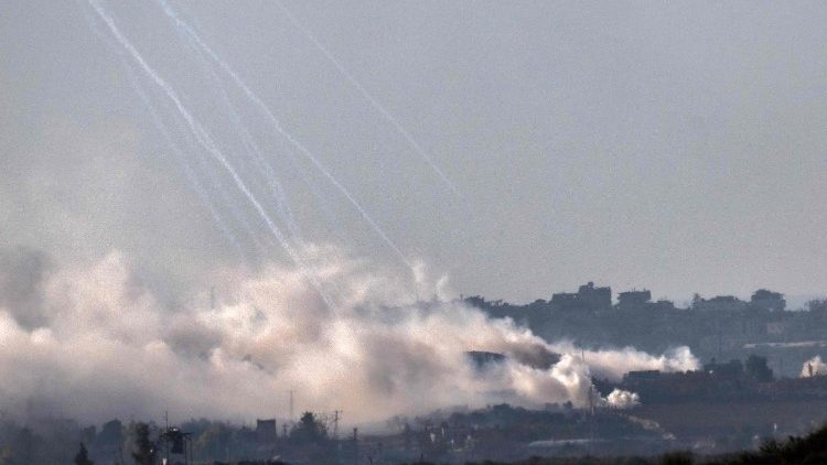 Esta imagen tomada desde el sur de Israel, cerca de la frontera con la Franja de Gaza, el 7 de noviembre de 2023, muestra el humo que se eleva desde el norte de Gaza durante los bombardeos de las fuerzas israelíes en medio de los combates en curso entre Israel y el movimiento palestino Hamás.
