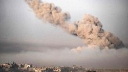 Rauchwolken zeigen den Einschlag eines Geschosses im Gazastreifen an
