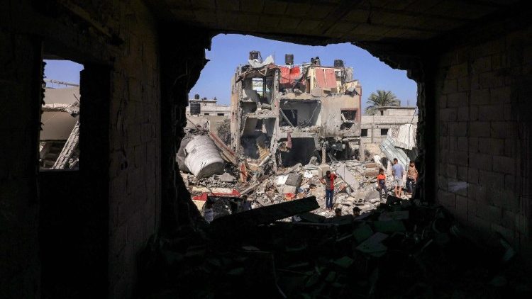 가자지구의 부서진 건물 잔해