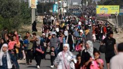 Palestyńczycy opuszczający północną część Gazy
