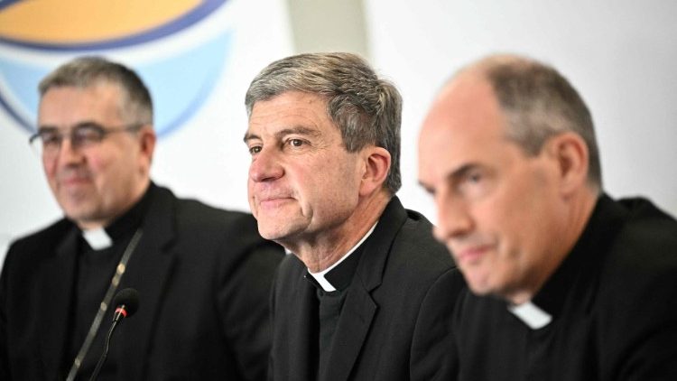 I vescovi francesi riuniti in plenaria a Lourdes