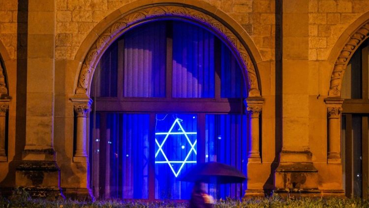 Der Davidstern leuchtet in der Kölner Synagoge 