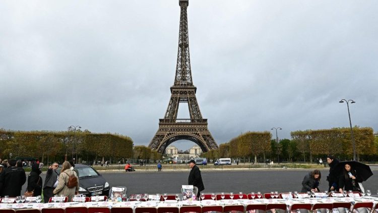 Table présentant des images d'otages pris par le Hamas, lors d'une conférence de presse du CRIF (Conseil représentatif des institutions juives de France) pour appeler à leur libération, devant la Tour Eiffel à Paris, le 9 novembre 2023. 