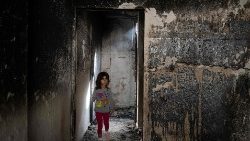 Dívka se prochází po domě poškozeném při izraelském zásahu a následných střetech s Palestinci v uprchlickém táboře Džanin na okupovaném Západním břehu Jordánu, 10. listopadu 2023