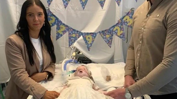 Die Eltern mit der acht Monate alten, schwerkranken Indi Gregory im Krankenhaus - nachdem lebenserhaltende Maßnahmen eingestellt wurden, starb das Baby