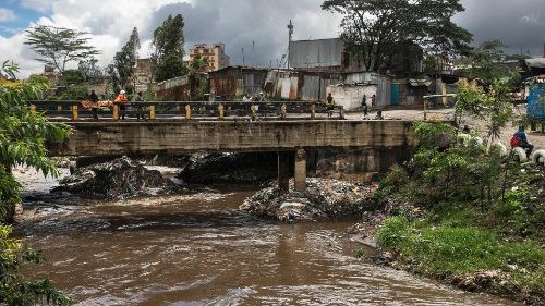 Le plastique, omniprésent, dans le bidonville de Korogocho à Nairobi, au Kenya, le 13 novembre 2023. 