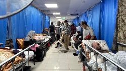Pacientes y desplazados internos en el hospital Al-Shifa de la ciudad de Gaza el 10 de noviembre