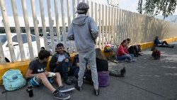 Migrantes comen afuera de la Terminal de Autobuses del Norte en la Ciudad de México el 13 de noviembre de 2023.
