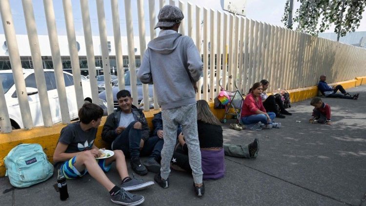 Migrantes comen afuera de la Terminal de Autobuses del Norte en la Ciudad de México el 13 de noviembre de 2023.