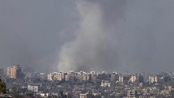 Colonne di fumo sopra la città di Gaza