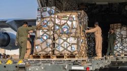 Humanitäre Hilfe für den Gazastreifen wird in Kuwait in ein Flugzeug verladen