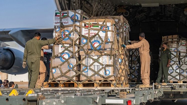 Humanitäre Hilfe für den Gazastreifen wird in Kuwait in ein Flugzeug verladen