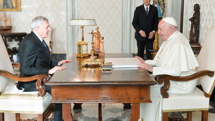 البابا فرنسيس يستقبل رئيس جمهورية العراق
