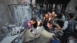 Palestyńczycy transportujący ranną osobę w wyniku izraelskiego ostrzału, Strefa Gazy, 18 listopada 2023 r.