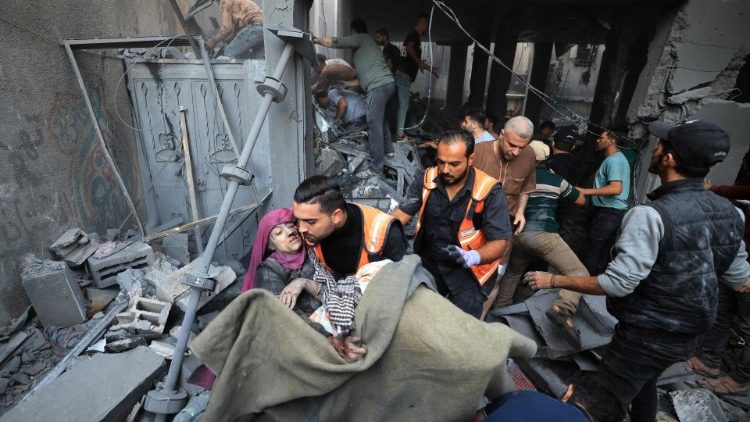 Palestinesi trasportano un ferito dopo il bombardamento israeliano a Khan Yunis, nel sud della Striscia di Gaza