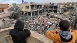 Kinder blicken auf Zerstörungen in Rafah im Süden des Gazastreifens
