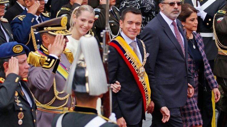 Noboa estaba acompañado por su esposa, Lavinia Valbonesi, su gabinete ministerial y varias autoridades civiles y militares