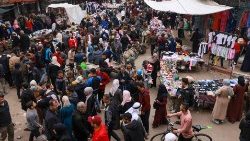 गाजा के खान यूनिस शहर में खुले बाजार में  खरीद- बिक्री करते लोगों की भीड़