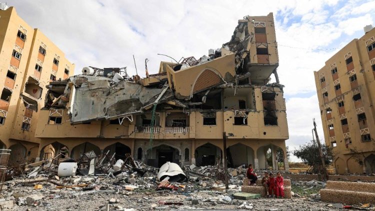 Разрушена сграда в Газа