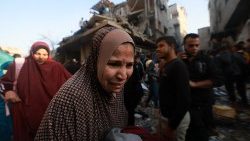 Una donna palestinese tra le macerie di Gaza (Mohammed Abed / Afp)