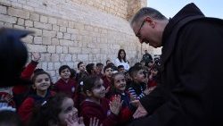 Páter Patton v sobotu 2. decembra zdraví betlehemské deti pri Bazilike narodenia Pána