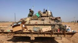 Des troupes israéliennes et des véhicules militaires positionnés près de la frontière avec la bande de Gaza ce dimanche 3 décembre 2023.