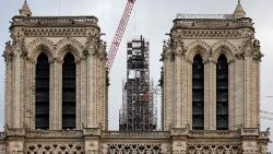 La croix a été montée dans les airs par une grue et installée au sommet de la nouvelle flèche de la cathédrale parisienne, le 6 décembre 2023. 