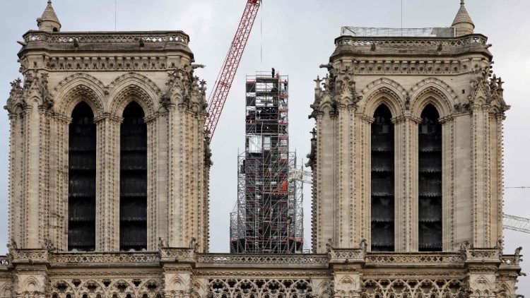 La croix a été montée dans les airs par une grue et installée au sommet de la nouvelle flèche de la cathédrale parisienne, le 6 décembre 2023. 