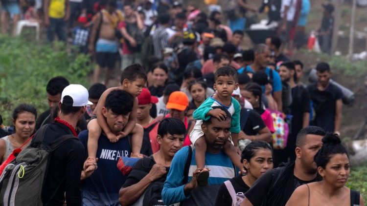 Eine Migrantenkarawane kommt im ajo Chiquito Village in Panama an, dem ersten Grenzkontrollpunkt in der panamaischen Darien-Provinz
