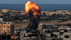 Feuerball nach einem israelischen Angriff auf den Gaza-Streifen, 9.12.2023 