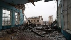 Ostrzelana przez Rosjan sala gimnastyczna w Konstantynówce w obwodzie donieckim, 10 grudnia 2023 r.