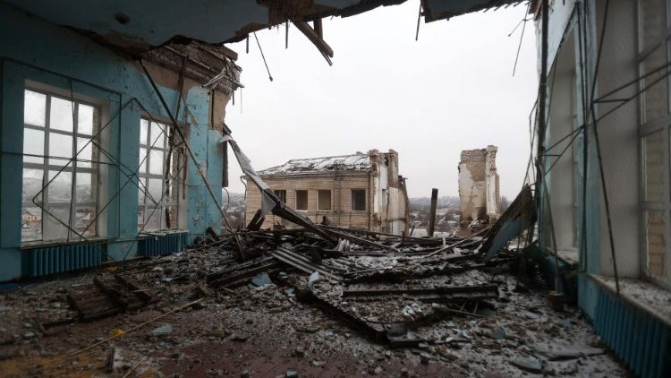 Ginásio coberto de escola em Kostiantynivka destruído por ataque de míssil na região de Donetsk, em 10 de dezembro de 2023. (Photo by Anatolli Stepanov/AFP)