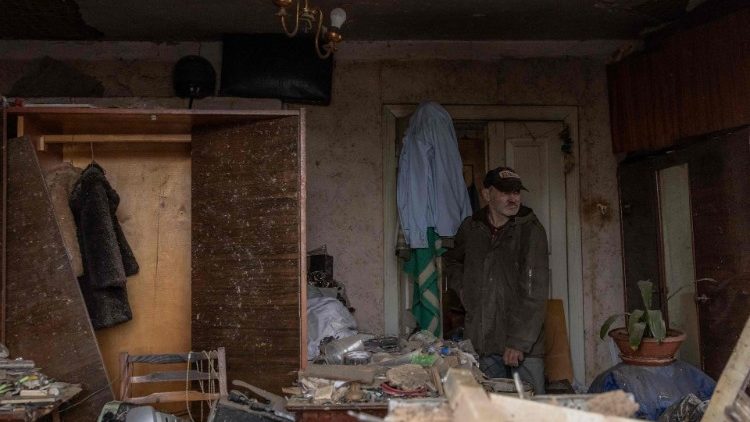 Andriy está dentro de sua casa fortemente danificada após um bombardeio russo em Kiev, em 11 de dezembro de 2023. (Photo by Roman PILIPEY / AFP)