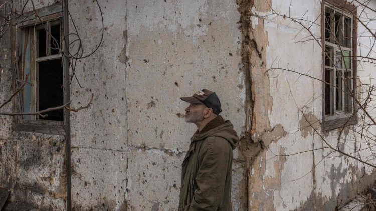 Andriy olha para sua casa fortemente danificada após um bombardeio russo em Kiev, em 11 de dezembro de 2023. (Photo by Roman PILIPEY / AFP)
