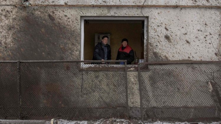 Casa danificada após bombardeio russo em Kiev, em 11 de dezembro de 2023, em meio à invasão russa da Ucrânia. (Foto de Roman PILIPEY/AFP)