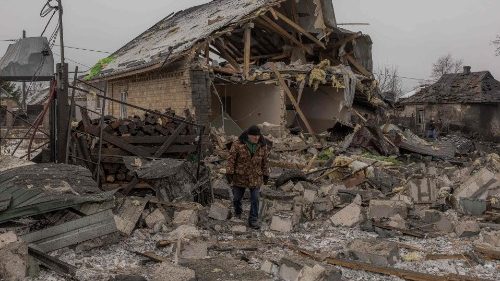 Un Ukrainien dans les ruines de sa maison, le 11 décembre 2023, après un bombardement russe à Kiev. 
