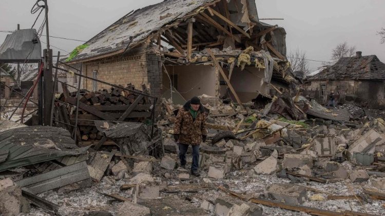 Zniszczenia dokonane przez rosyjski ostrzał na obrzeżach Kijowa, 11 grudnia 2023 r.