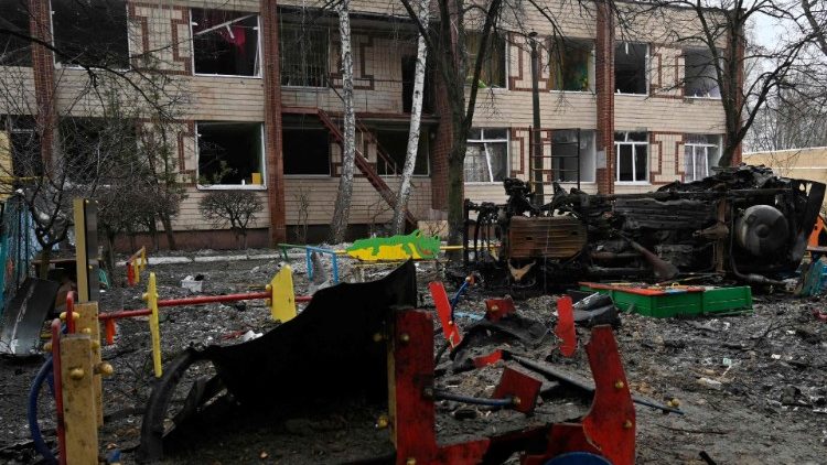 Esta fotografia tirada em 13 de dezembro de 2023 mostra um jardim de infância danificado após um ataque com mísseis em Kiev, em meio à invasão russa da Ucrânia. (Foto de SERGEI CHUZAVKOV/AFP)