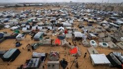 Camp de tentes dans les alentours de la ville de Rafah, la plus au sud de l'enclave palestinienne. Selon l'ONU, 85% des habitants de Gaza ont été déplacés depuis le début du conflit.