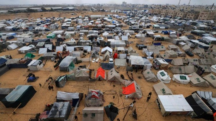 Camp de tentes dans les alentours de la ville de Rafah, la plus au sud de l'enclave palestinienne. Selon l'ONU, 85% des habitants de Gaza ont été déplacés depuis le début du conflit.