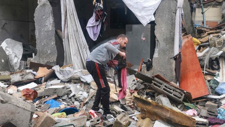 Палестинец сред развалините след израелската бомбардировка в Рафа