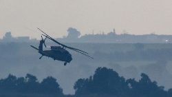 Un helicóptero sobrevuela el norte de Gaza