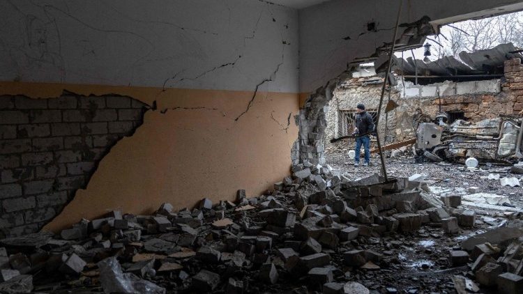 Um jornalista inspeciona os danos ao prédio do dormitório após a queda de destroços em meio a um ataque de drone em Odesa, em 14 de dezembro de 2023. (Photo by Oleksandr GIMANOV / AFP)