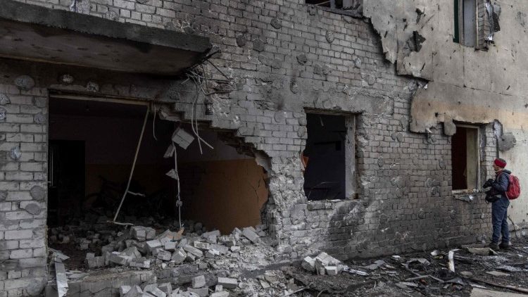 Pessoas inspecionam danos em prédio atacado por drone russo em Odessa, em 14 de dezembro de 2023. (Photo by Oleksandr GIMANOV / AFP)