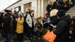 Ludzie chroniący się w kijowskim metrze podczas alarmu powietrznego, 14 grudnia 2023 r.