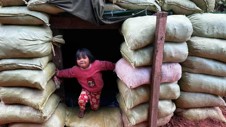 Foto tirada em 14 de dezembro de 2023 mostra uma menina brincando em um abrigo antiaéreo em meio a confrontos entre o grupo armado de minoria étnica Ta'ang Exército de Libertação Nacional (TNLA) e os militares de Mianmar. (Foto da AFP)