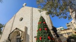 A Szent Család gázai katolikus templom előtt felállították a karácsonyfát